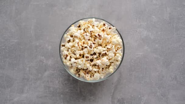 Oamenii Iau Popcorn Dintr Vizualizare Top Partajată — Videoclip de stoc