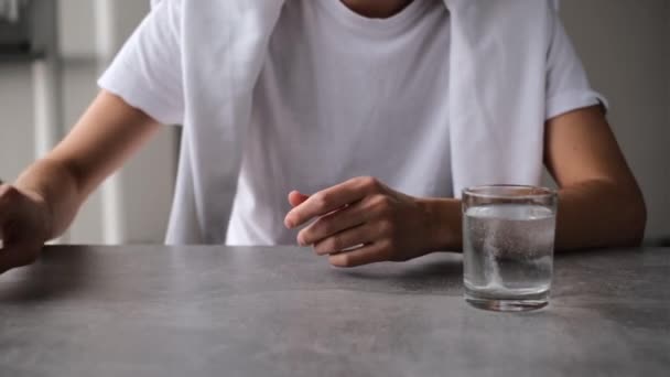 Retrato Hombre Con Dolor Cabeza Esperando Que Aspirina Disuelva Vaso — Vídeos de Stock