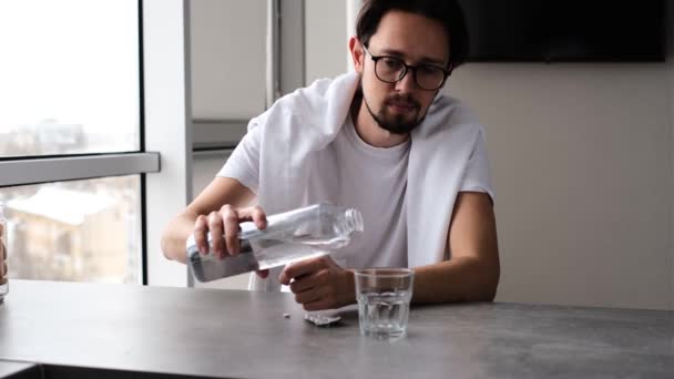 Giovane Malato Bere Acqua Con Una Pillola — Video Stock