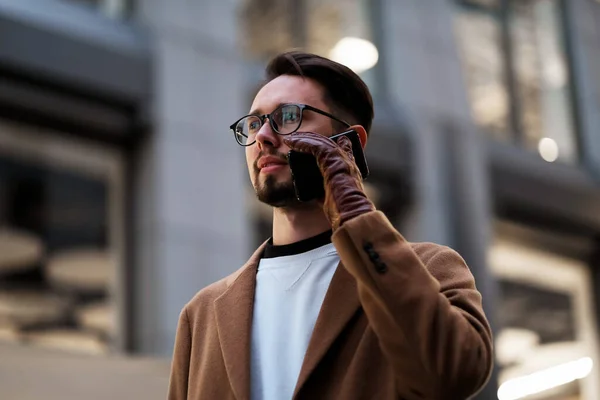 Retrato Jovem Empresário Falando Telefone Perto Escritório — Fotografia de Stock