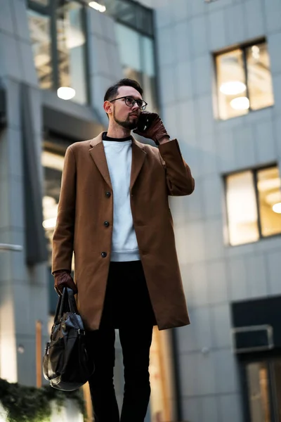 Porträt Eines Jungen Geschäftsmannes Der Der Nähe Des Büros Telefoniert — Stockfoto