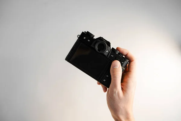 Een Man Houdt Een Compacte Moderne Slr Camera Zijn Hand — Stockfoto