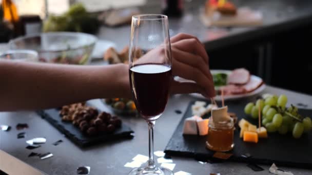 シャンパングラスと女性がシャンパンを飲むお祝いのテーブル — ストック動画