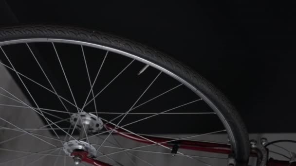 男が自転車の車輪を振るクローズアップ重量自転車修理サービスセンター — ストック動画
