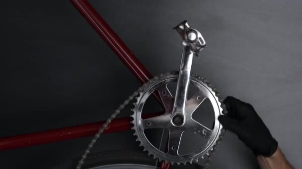 服务中心的男性技师在自行车上给链条加油 — 图库视频影像