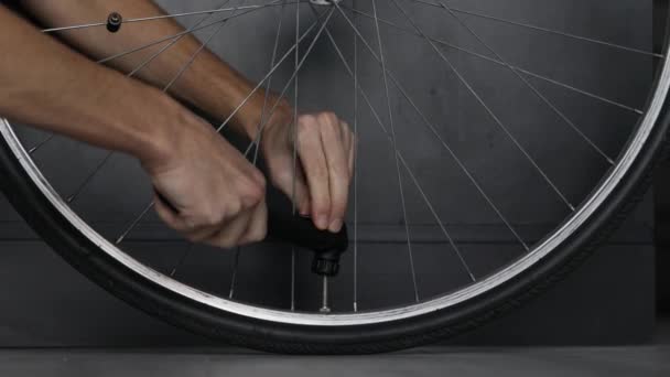 Мужчина Трясет Велосипедное Колесо Крупным Планом Центра Обслуживания Велосипедов — стоковое видео