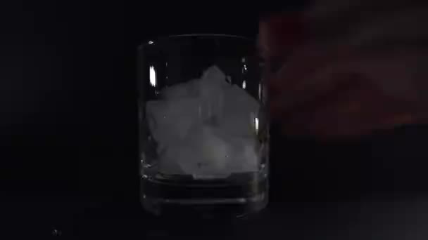 Homem Toma Copo Com Gelo Derrama Perto — Vídeo de Stock