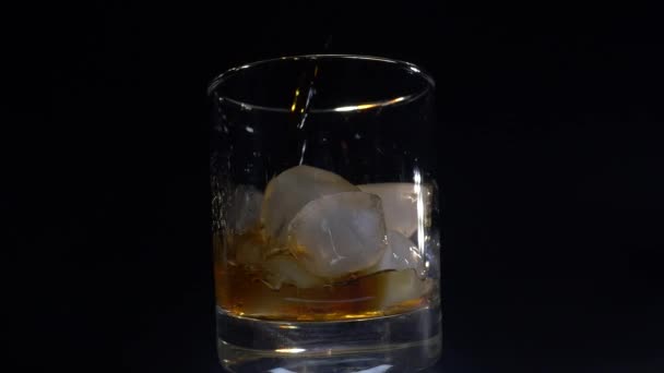 Rom Arka Planda Buzlu Bir Bardağa Doldurulur Alkollü Bir Bardağın — Stok video