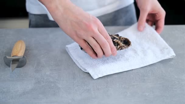 Profesjonalny Kucharz Otwiera Ostrygę Nożem Ręczniku — Wideo stockowe