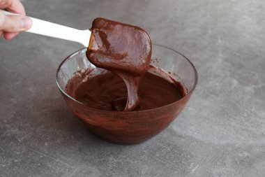 Çikolatalı mus hazırlayan çikolatacı.