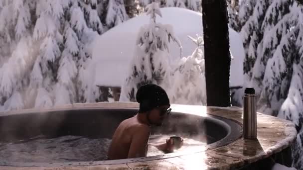 Man Dricker Örtte Från Termos Varm Källa Naturen Vintern — Stockvideo