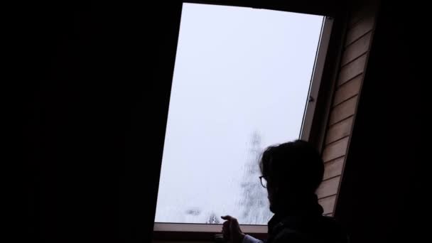 Bir Adam Çatıda Bir Pencere Açar Karlara Bakar — Stok video