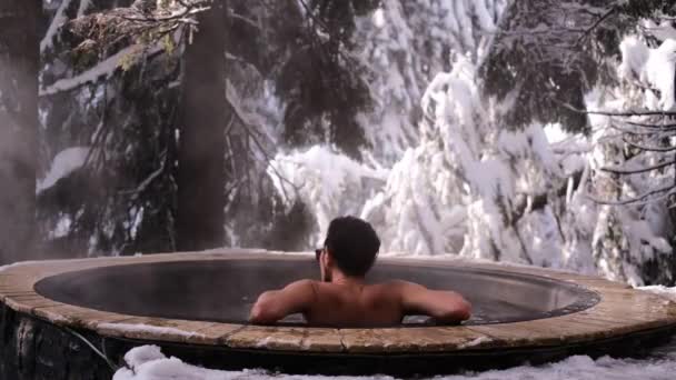 Hombre Relajándose Una Primavera Caliente Bosque Invierno — Vídeos de Stock