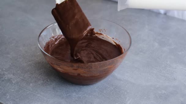 厨师准备巧克力慕斯 然后把它倒入其中 — 图库视频影像
