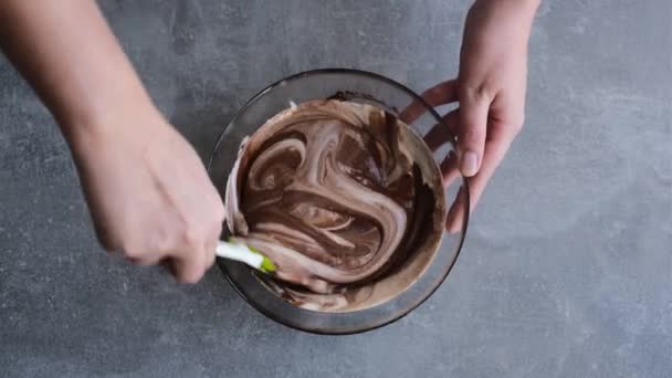 Chef Prépare Mousse Chocolat Verse Portions — Video