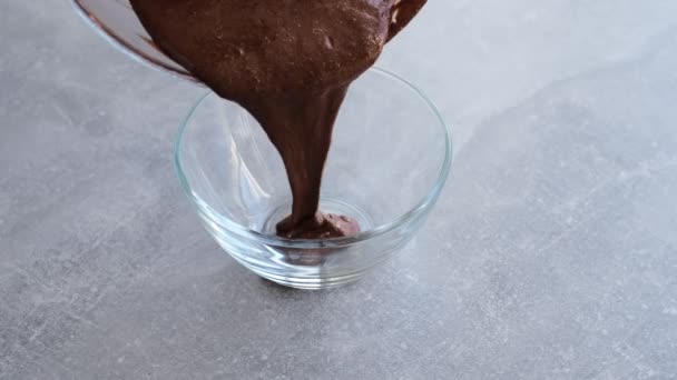 Chef Bereidt Chocolademousse Giet Deze Porties — Stockvideo