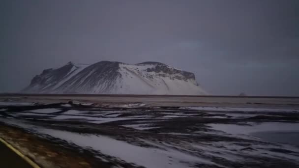 黄金の輪に沿った車の窓からのアイスランドの景色は — ストック動画