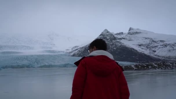 Jovem Olhando Para Icebergs Lagoa Jokulsarlon Islândia — Vídeo de Stock