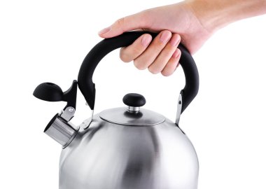 Beyaz arka planda ıslık çalan metal bir çaydanlık tutan kadın eli.