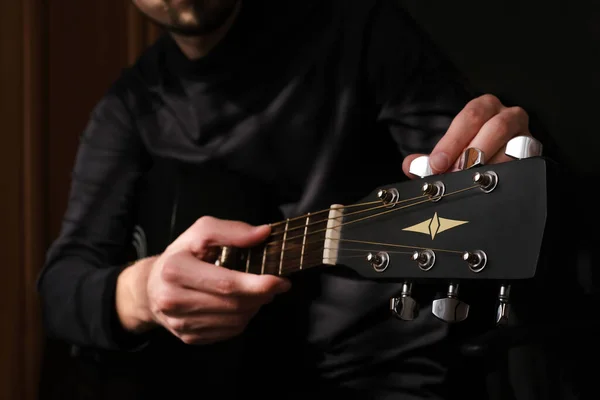 Músico Masculino Afinando Cordas Guitarra — Fotografia de Stock