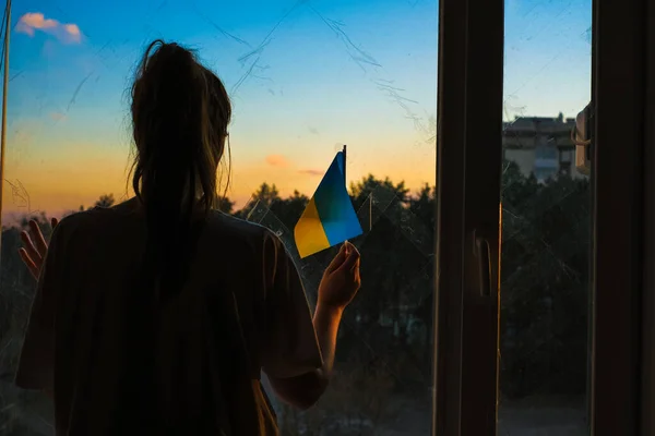Une Femme Avec Drapeau Ukraine Regarde Par Fenêtre Scellée Avec — Photo