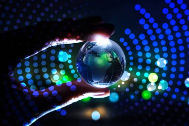Dünya 'nın her yerinde bağlantıları olan telekomünikasyon teknolojisi. İnternet, büyük veri bilimi, siber alan, küresel iş, yenilik, dijital finans, engelleme zinciri. 