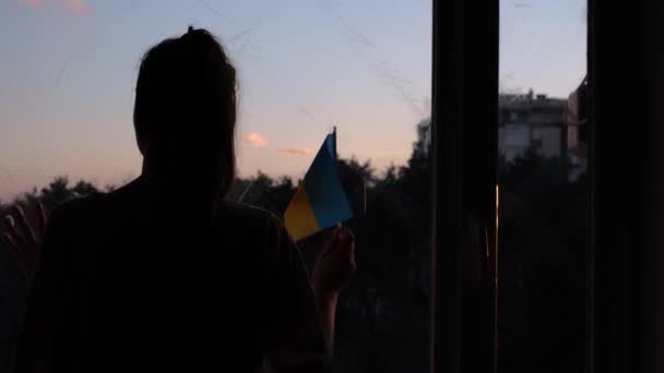 Ukrayna Bayrağı Taşıyan Bir Kadın Camdan Dışarı Bantla Kapatılmış Bir — Stok video