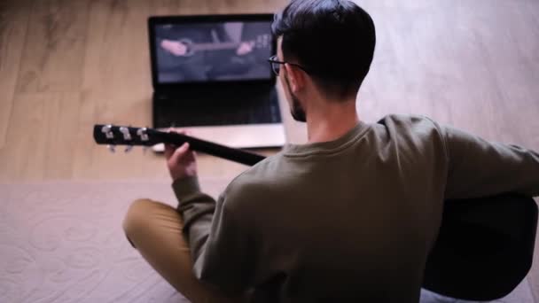Человек Учится Играть Гитаре Видео Уроков Ноутбуке — стоковое видео