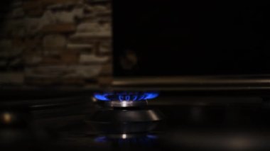 Mutfağa yakın plan gaz sobası da dahil. gaz tasarrufu kavramı