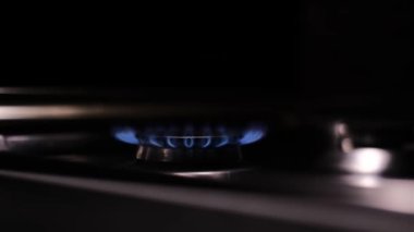 Mutfağa yakın plan gaz sobası da dahil. gaz tasarrufu kavramı