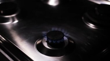 Mutfağa yakın plan gaz sobası da dahil. gaz tasarrufu kavramı