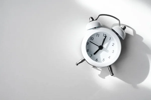 Beyaz Antika Çalar Saat Saat Hafif Bir Arkaplanda Gösteriliyor — Stok fotoğraf
