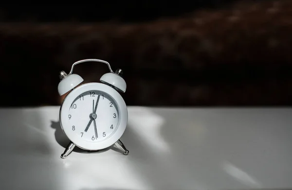 Reloj Despertador Vintage Blanco Muestra Dial Una Mesa Blanca Primer —  Fotos de Stock