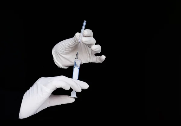Medico Guanti Bianchi Tiene Una Siringa Con Vaccino Sfondo Nero — Foto Stock