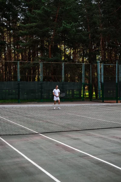 Genç erkek atlet tenis oynuyor