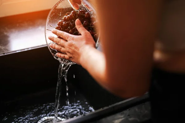 Νεαρή Γυναίκα Πλύσιμο Κεράσια Στο Σπίτι Κάτω Από Τρεχούμενο Νερό — Φωτογραφία Αρχείου