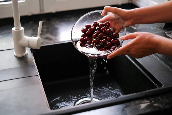 Jovem Mulher Lavando Cerejas Casa Sob Água Corrente Para Fazer — Fotografia de Stock