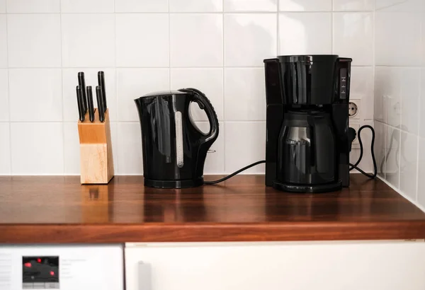 Кофеварка Чайник Набор Ножей Кухонном Столе Светлая Кухня Скандинавском Стиле — стоковое фото