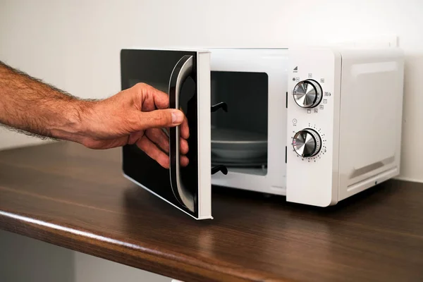 Man Puts Plate Microwave Warm His Food — ストック写真