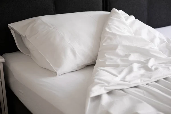 White Pillow Blanket Bed Top View Bedding Hotel Room — ストック写真