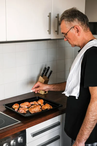 Adult Man Cooking Marinated Chicken Home — ストック写真