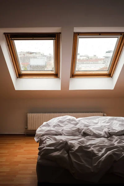 Scandinavian Style Bedroom White Bed Skylights — Stockfoto