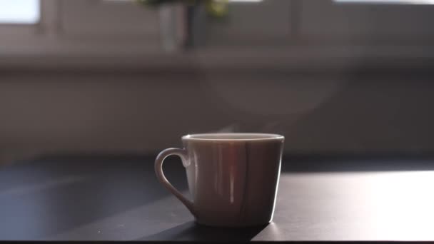 Ατμός Πάνω Από Ένα Ζεστό Φλιτζάνι Καφέ Πρωί Λευκό Φως — Αρχείο Βίντεο