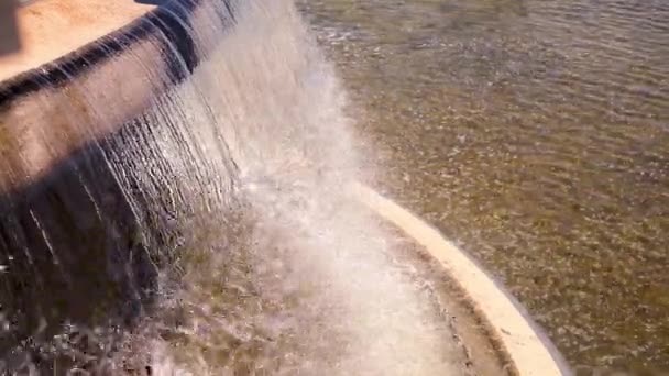 Νερό Που Ρέει Στο Σιντριβάνι Close — Αρχείο Βίντεο