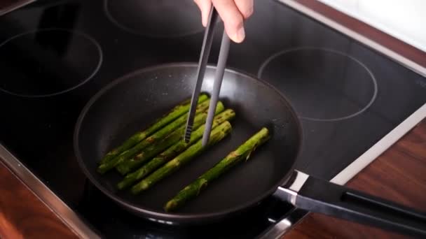 Man Fry Asparagus Teflon Pan Proper Nutrition Vegetarianism — Vídeos de Stock