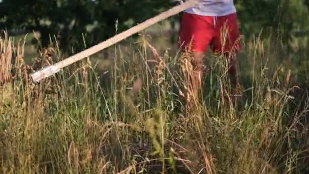 Молодий Чоловік Косить Траву Механічною Косою Заході Сонця — стокове відео