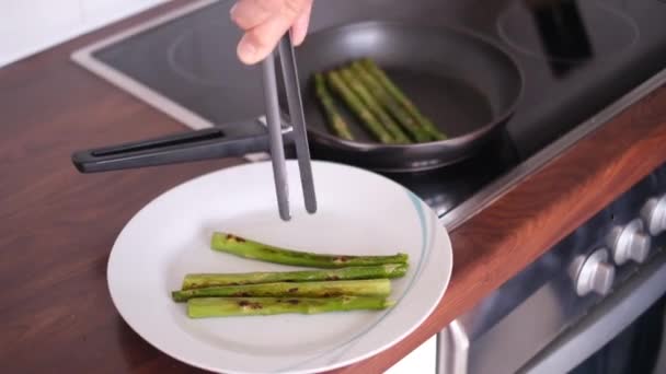 Man Fry Asparagus Teflon Pan Proper Nutrition Vegetarianism — Stockvideo