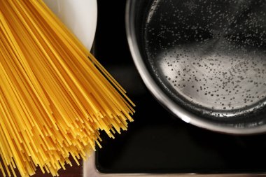 Spaghetti tenceresi ve indüksiyon. ev İtalyan mutfağı.
