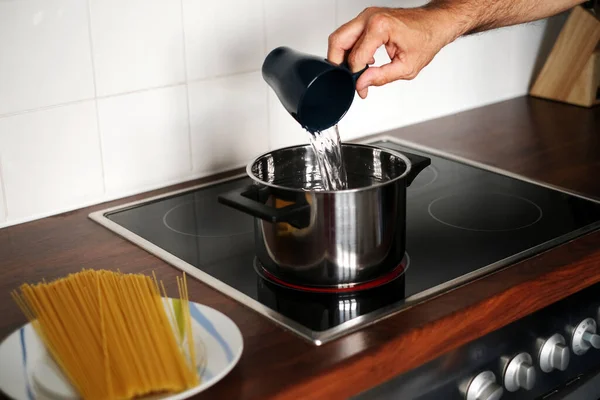 Man Cooking Spaghetti Home Kitchen — Fotografia de Stock