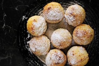 Vanilyalı kek ve pudra şekeri yakın planda. tatlı hamur işleri üst görünüm